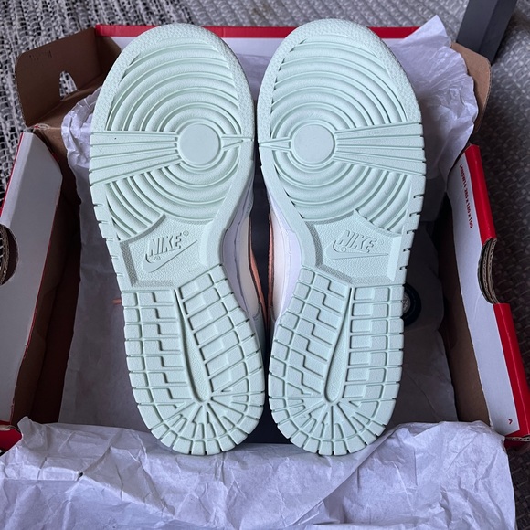 Brand New Nike Dunk Low with box
Never Worn
Size 36 EU/ 5.5 UK - Picture 6 of 6